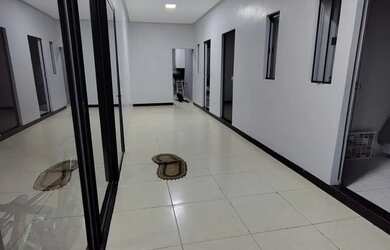 Imagem: A casa possui 3 Dormitórios, 2 Banheiros, 3 Vagas na garagem