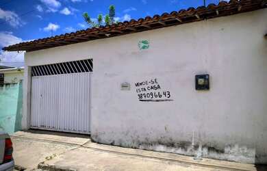 Imagem: A casa possui 2 Dormitórios, 2 Banheiros, 2 Vagas na garagem