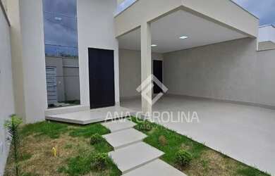 Imagem: A casa possui 3 Dormitórios, 1 Banheiro, 4 Vagas na garagem