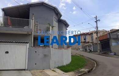 Imagem: A casa possui 3 Dormitórios, 2 Banheiros, 1 Vaga na garagem