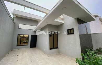 Imagem: A casa possui 2 Dormitórios, 2 Banheiros, 2 Vagas na garagem