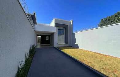 Imagem: A casa possui 3 Dormitórios, 3 Banheiros, 2 Vagas na garagem