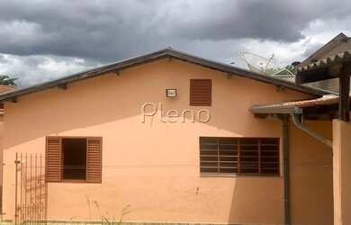 Imagem: A casa possui 3 Dormitórios, 2 Banheiros, 5 Vagas na garagem