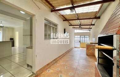 Imagem: A casa possui 3 Dormitórios, 1 Banheiro, 5 Vagas na garagem