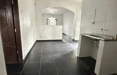 Imagem: A casa possui 5 Dormitórios, 2 Banheiros, 2 Vagas na garagem