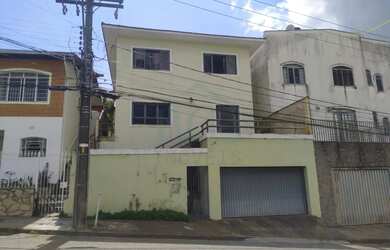 Imagem: A casa possui 3 Dormitórios, 2 Banheiros, 1 Vaga na garagem