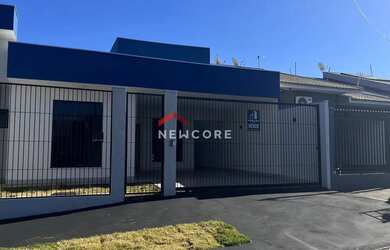 Imagem: A casa possui 3 Dormitórios, 2 Banheiros, 2 Vagas na garagem