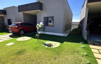 Imagem: A casa possui 3 Dormitórios, 2 Banheiros, 2 Vagas na garagem