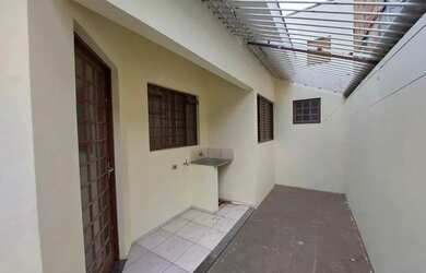 Imagem: A casa possui 1 Dormitório, 1 Banheiro, 1 Vaga na garagem