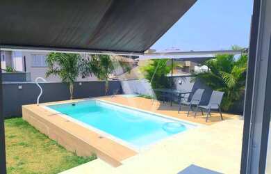 Imagem: A casa possui 3 Dormitórios, 5 Banheiros, 4 Vagas na garagem