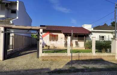 Imagem: A casa possui 2 Dormitórios, 1 Banheiro, 3 Vagas na garagem