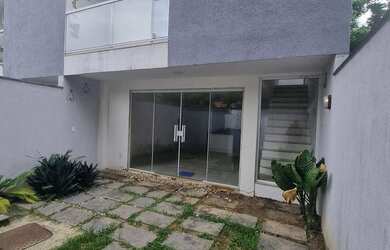 Imagem: A casa possui 2 Dormitórios, 3 Banheiros, 1 Vaga na garagem