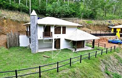 Imagem: A casa possui 3 Dormitórios, 3 Banheiros, 2 Vagas na garagem