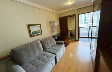 Imagem: O apartamento possui 1 Dormitório, 1 Banheiro, 1 Vaga na garagem