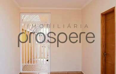 Imagem: A casa possui 2 Dormitórios, 2 Banheiros, 2 Vagas na garagem