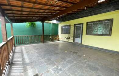 Imagem: A casa possui 3 Dormitórios, 2 Banheiros, 2 Vagas na garagem