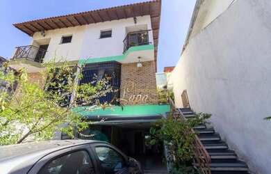 Imagem: A casa possui 4 Dormitórios, 5 Banheiros, 2 Vagas na garagem