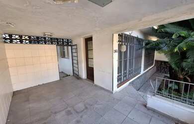 Imagem: A casa possui 3 Dormitórios, 1 Banheiro, 1 Vaga na garagem