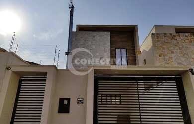 Imagem: A casa possui 3 Dormitórios, 4 Banheiros, 2 Vagas na garagem