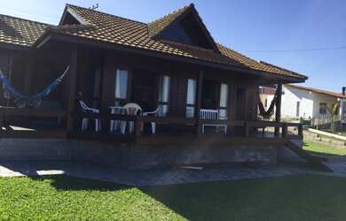 Imagem: A casa possui 4 Dormitórios, 1 Banheiro, 1 Vaga na garagem