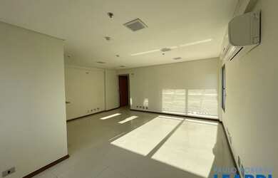 Imagem: O depósito possui 1 Vaga na garagem, 34m² de Área e está