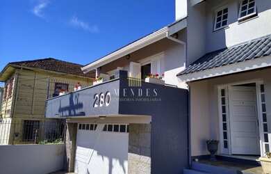 Imagem: A casa possui 4 Dormitórios, 2 Banheiros, 2 Vagas na garagem