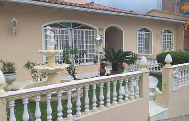 Imagem: A casa possui 4 Dormitórios, 2 Banheiros, 3 Vagas na garagem