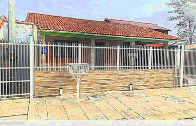 Imagem: A casa possui 4 Dormitórios, 2 Banheiros, 4 Vagas na garagem