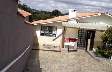 Imagem: A casa possui 2 Dormitórios, 1 Banheiro, 3 Vagas na garagem