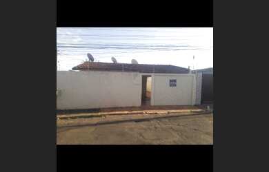 Imagem: A casa possui 3 Dormitórios, 2 Banheiros, 3 Vagas na garagem