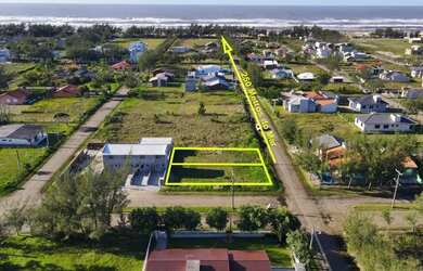Imagem: O terreno possui 600m² de Área e está localizado em Balneário