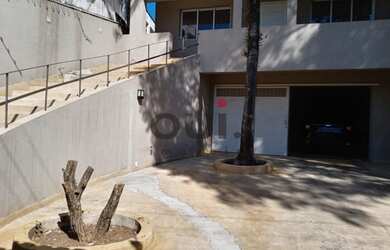 Imagem: A casa possui 4 Dormitórios, 4 Banheiros, 5 Vagas na garagem