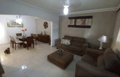 Imagem: A casa possui 3 Dormitórios, 1 Banheiro, 2 Vagas na garagem