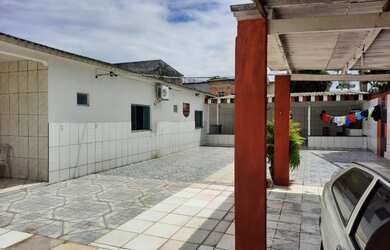 Imagem: A casa possui 4 Dormitórios, 4 Banheiros, 5 Vagas na garagem