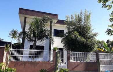 Imagem: A casa possui 4 Dormitórios, 3 Banheiros, 1 Vaga na garagem