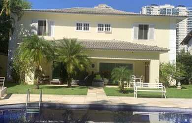 Imagem: A casa em condomínio possui 4 Dormitórios, 5 Banheiros, 5