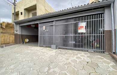 Imagem: A casa possui 3 Dormitórios, 1 Banheiro, 2 Vagas na garagem