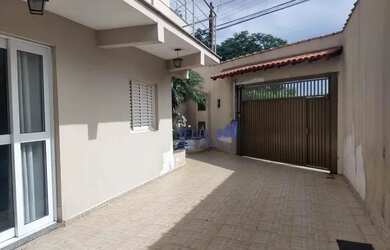 Imagem: A casa possui 3 Dormitórios, 2 Banheiros, 4 Vagas na garagem