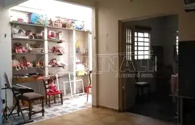 Imagem: A casa possui 3 Dormitórios, 3 Banheiros, 240m² de Área e
