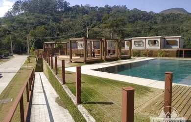 Imagem: A casa em condomínio para alugar possui 3 Dormitórios, 2 Banheiros