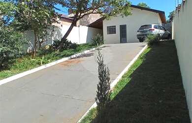 Imagem: A casa possui 2 Dormitórios, 1 Banheiro, 4 Vagas na garagem