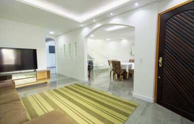 Imagem: A casa possui 3 Dormitórios, 3 Banheiros, 2 Vagas na garagem