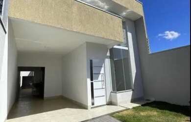 Imagem: A casa possui 3 Dormitórios, 2 Banheiros, 2 Vagas na garagem