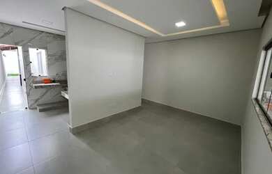 Imagem: A casa possui 3 Dormitórios, 1 Banheiro, 3 Vagas na garagem