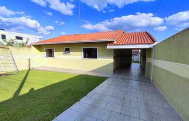 Imagem: A casa possui 4 Dormitórios, 2 Banheiros, 4 Vagas na garagem