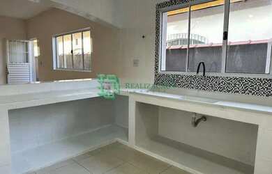 Imagem: A casa possui 3 Dormitórios, 1 Banheiro, 2 Vagas na garagem