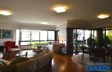 Imagem: O apartamento possui 4 Dormitórios, 5 Banheiros, 4 Vagas na