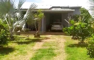 Imagem: A casa possui 2 Dormitórios, 2 Banheiros, 2 Vagas na garagem