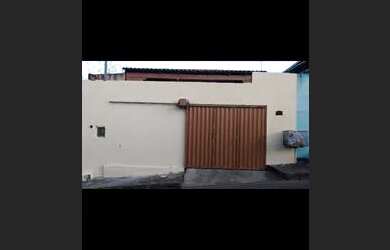 Imagem: A casa possui 3 Dormitórios, 2 Banheiros, 2 Vagas na garagem