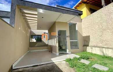 Imagem: A casa possui 3 Dormitórios, 2 Banheiros, 2 Vagas na garagem